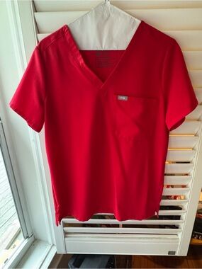 Figs Women's Short Sleeve V-Neck Scrub Top in Red